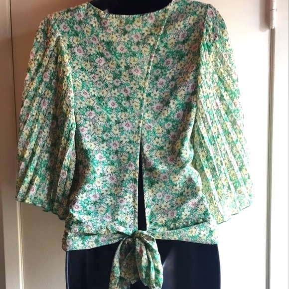 2/$15 Women's floral blouse size medium - Picture 3 of 5